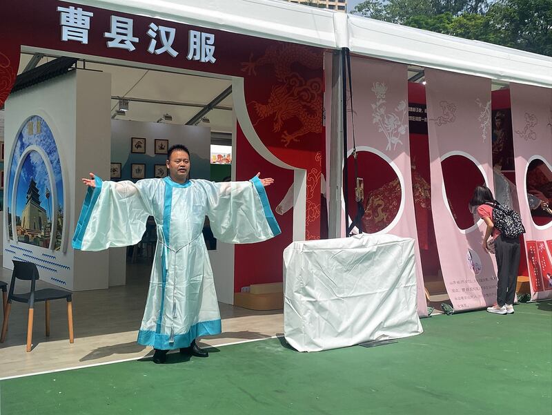 維園今年舉行的「七一慶回歸」活動，9成是大灣區科技展商，包括漢服生產商。 （李若如攝）