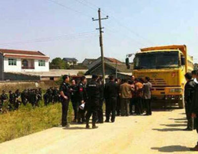 2015年4月14日，有新莊村上前阻工，其後帶走。(村民攝)