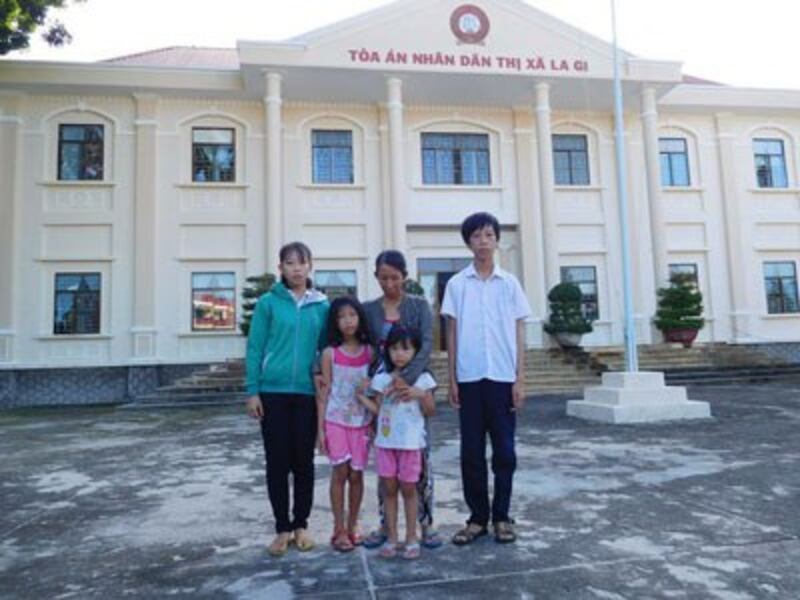 Mẹ con bà Trần Thị Thanh Loan tại tòa án Thị xã La Gi -Bình Thuận vào tháng 7/2016.