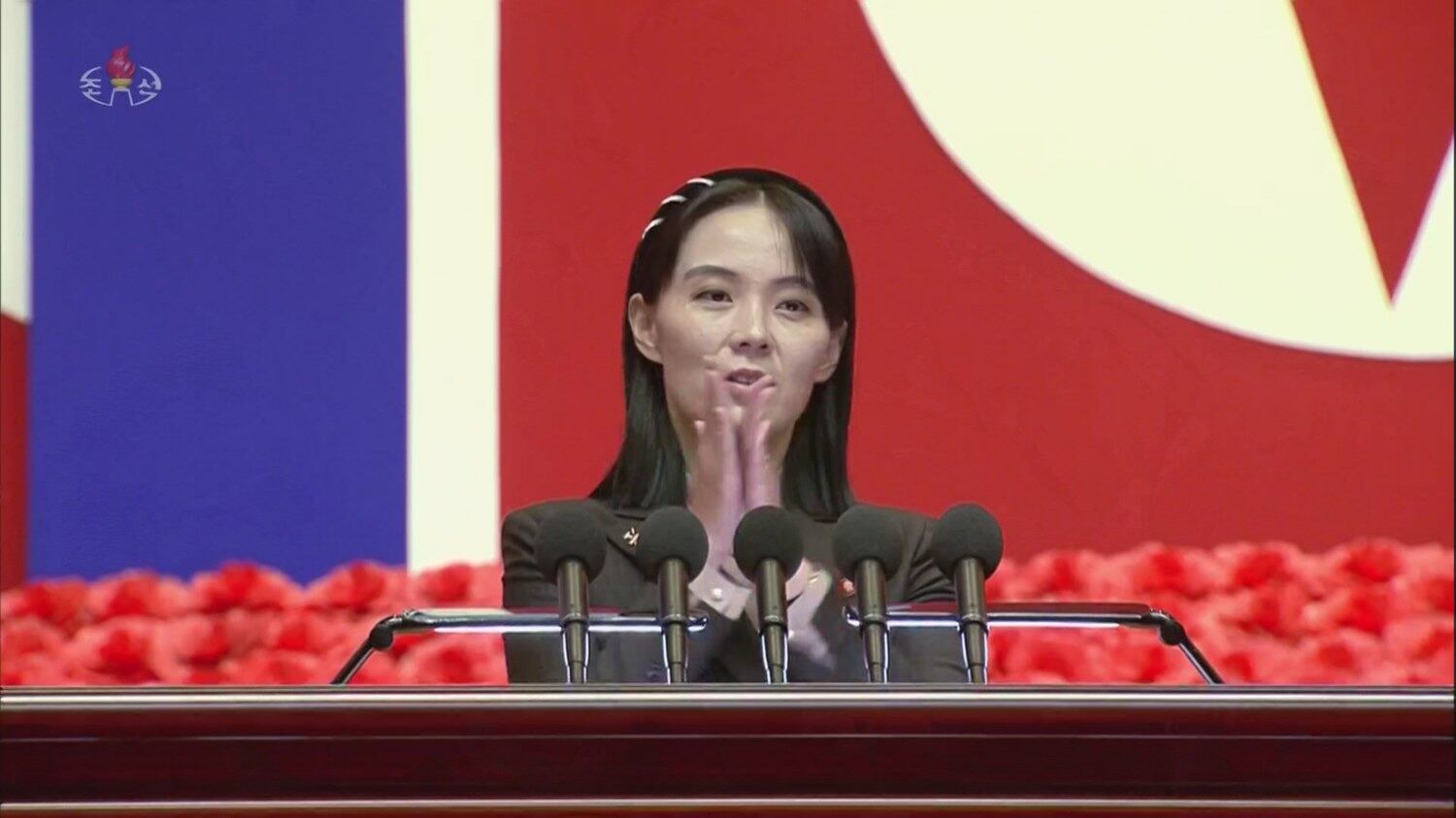 김정은 북한 국무위원장은 지난 10일 평양에서 열린 전국비상방역총화회의를 주재하며 신종 코로나바이러스 감염증(코로나19) 사태 종식을 선언했다. 김 위원장의 여동생인 김여정 노동당 부부장은 토론자로 나서 공개 연설을 통해 남측에 의해 코로나19가 북에 유입됐다고 주장하며 강력한 보복 대응을 검토하겠다고 위협했다. 북한 조선중앙TV는 11일 오후 김 부부장의 연설 전문을 육성으로 공개했다.