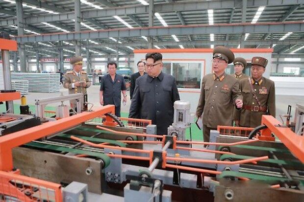 김정은 북한 노동당 위원장이 건축자재 공장인 천리마건재종합공장을 시찰했다고 조선중앙통신이 27일 보도했다. 