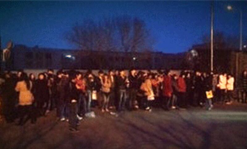 大批工人深夜仍在廠房外堵塞出入口,成功迫使資方答允周四與工人代表商討賠償方案。(相片由工人提供)