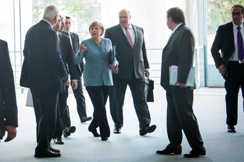 德國總理默克爾(Angela Merkel)和經濟部長阿爾特邁爾(Peter Altmaier 默克爾旁邊站立者)在過往顯示出無意封殺華為,遭到一執政聯盟內部及在野黨政治家的批評。 (德國聯邦政府網站)
