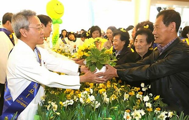서울 강남구 일원동 삼성서울병원 암병원 로비에서 열린 '수선화의 날' 행사에서 심영목 암병원장(왼쪽)과 의료진, 자원봉사자들이 암환자와 가족들에게 수선화 화분을 나눠주고 있다.  희망과 소생의 상징인 수선화를 암환자들에게 나눠주며 암극복의 의지를 북돋아주는 '수선화의 날' 행사는 세계 여러나라에서 보편화돼 있다.