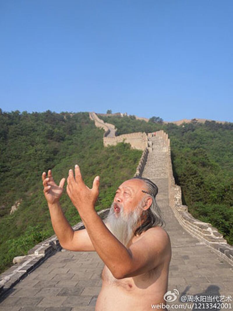 北京宋莊藝術家周永陽，上週六（2日）在長城進行行為藝術”哭長城”，悼念六四週年，國保曾警告他不要談及六四事件。（照片由現場人士提供）