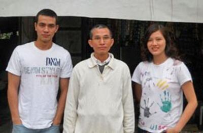 Gia đình ông Huỳnh Ngọc Tuấn (giữa)