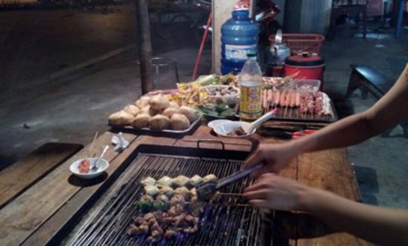 Đa số các món nướng tự chọn đều có nguồn gốc Trung Quốc. RFA PHOTO.
