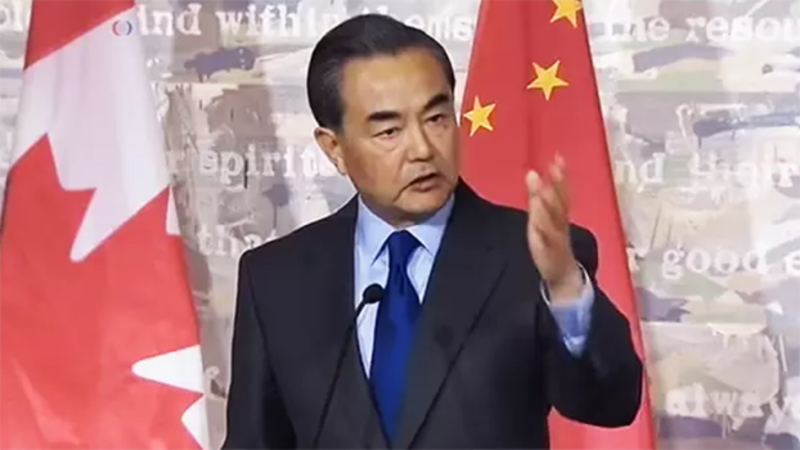 王毅在2016年记者会上公开指责加拿大记者。 (Public Domain)