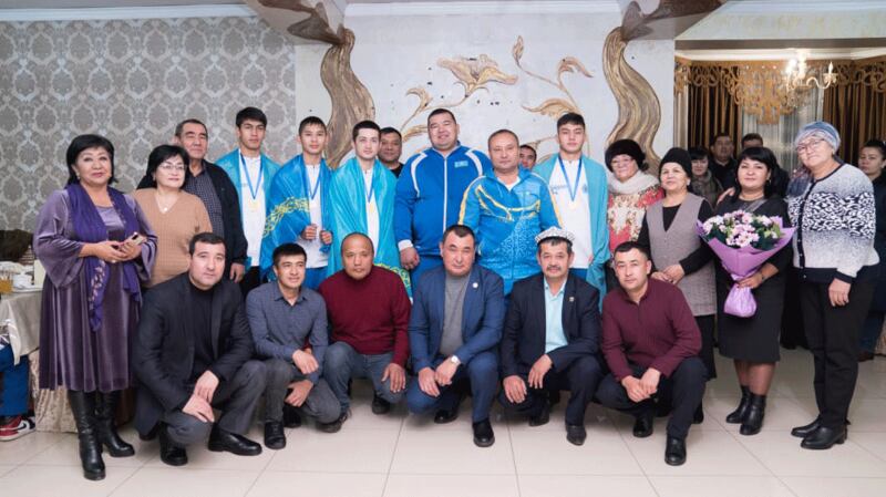 تۈركىيەدە چېمپىيون بولغان قازاقىستانلىق تەنھەرىكەتچىلەرنى كۈتۈۋالغان كۆرۈنۈش. 2021-يىل دېكابىر، تۈركىيە.