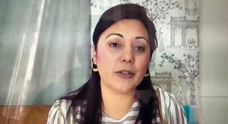 تور ئارقىلىق ئۆتكۈزۈلگەن «ئۇيغۇرلار بىلەن خىتايلارنىڭ خەلقئارا مۇنازىرە يىغىنى» دا ئەنگلىيەلىك پارلامېنت ئەزاسى نۇسرەت غېنى خانىم سۆزلىمەكتە. 2021-يىلى 22-ئاپرېل.