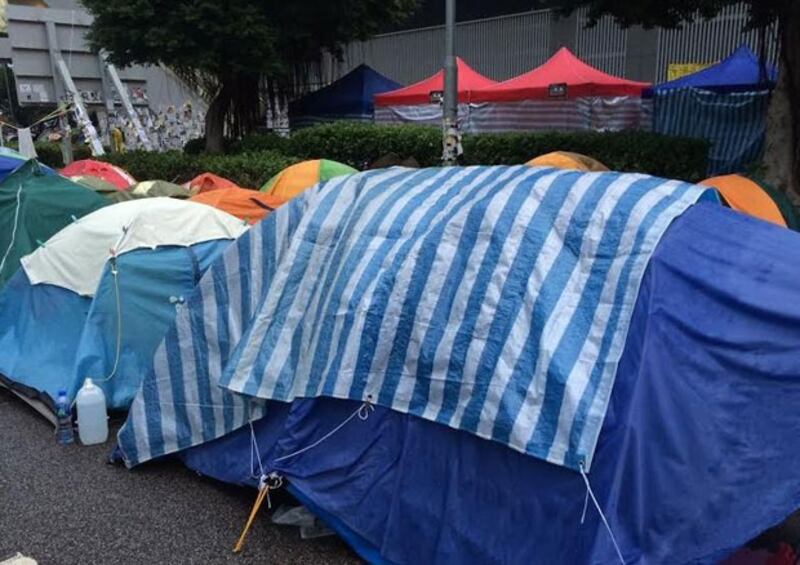 12月5日,天氣寒冷加上下雨,金鐘佔領區部分人在帳篷加上帆布擋風。(粵語部林靜攝)