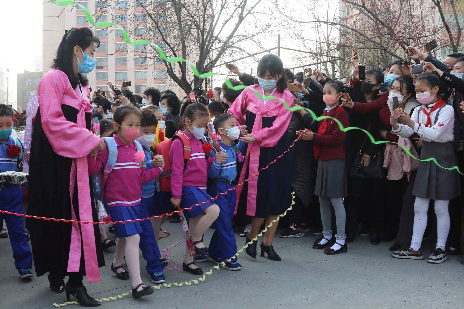 지난 4월 1일 북한 평양 모란봉구역 민흥초등학교에서 신입생들이 교사, 학생, 학부모의 환영 속에 식장으로 들어가고 있다.