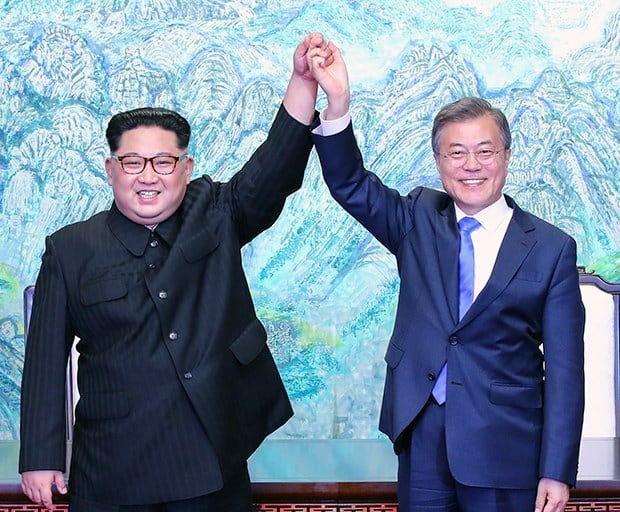문재인 대통령과 김정은 국무위원장이 27일 오후 판문점 평화의집에서 판문점 선언문에 서명한 뒤 손을 잡고 위로 들어 올리고 있다.