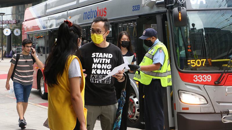 周二（8月31日）大約10名港人，在華府附近的羅斯林（Rosslyn）地鐵站外派傳單，將兩年前太子站內的「警暴」真相向當地人傳遞。（胡凱文 攝）