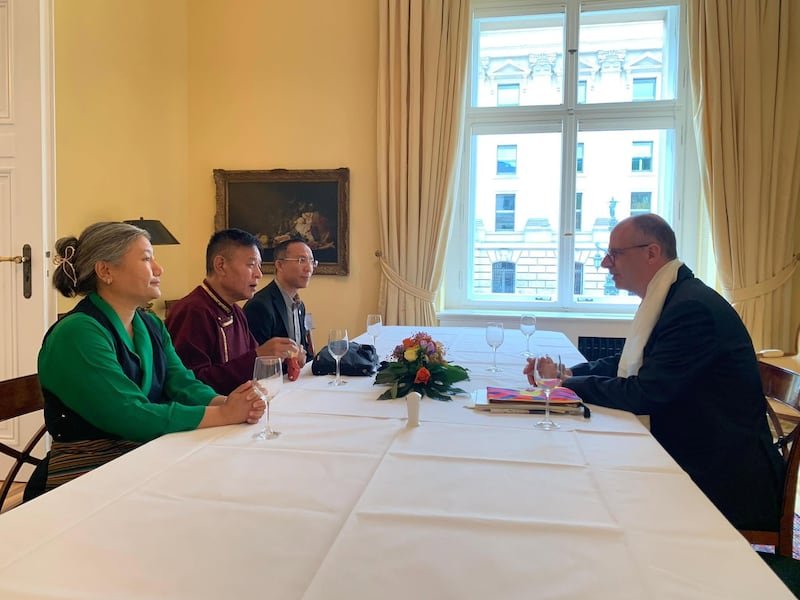 བློན་ཆེན་གཞོན་པས་བོད་དོན་ཐོག་ལ་རྒྱབ་སྐྱོར་ཆ་ཚང་ཞུ་གི་ཡོད་པ་དང་། བོད་དང་བོད་མིར་རྒྱབ་སྐྱོར་གནང་རྒྱུ་ཡིན་པ་ནན་བརྗོད་གནང་འདུག