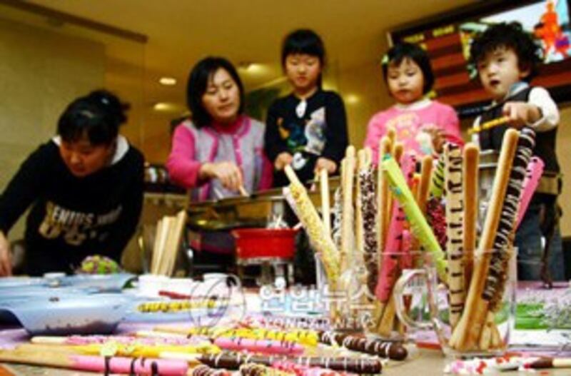 图片：韩国超市的各式各样的长条饼干。（韩联社）