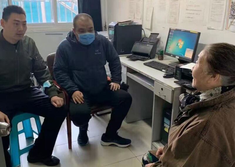 北京市區和縣人大代表參選人楊凌雲（右），被當地派出所所長請去談話。（野靖環微信圖片）