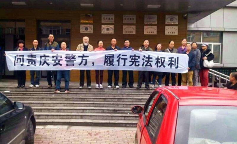 2015年5月14日，有公民亦公開拉橫額譴責警方的開槍行為。(現場人士 攝﹐拍攝地點不詳)