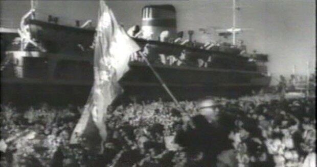 사진은 1960년 북송된 재일동포와 만경봉호.