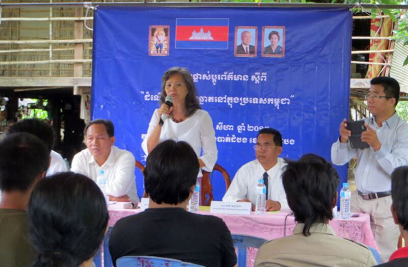 លោកស្រី មូរ សុខហួរ ថ្លែងក្នុងវេទិកាសាធារណៈស្ដីពីដំណើរការបោះឆ្នោតក្នុងប្រទេសកម្ពុជា ក្រោយប្រទាញប្រទង់គ្នា នាក្រុងបាត់ដំបង ខេត្តបាត់ដំបង កាលពីថ្ងៃទី២២ ខែសីហា ឆ្នាំ២០១៣។