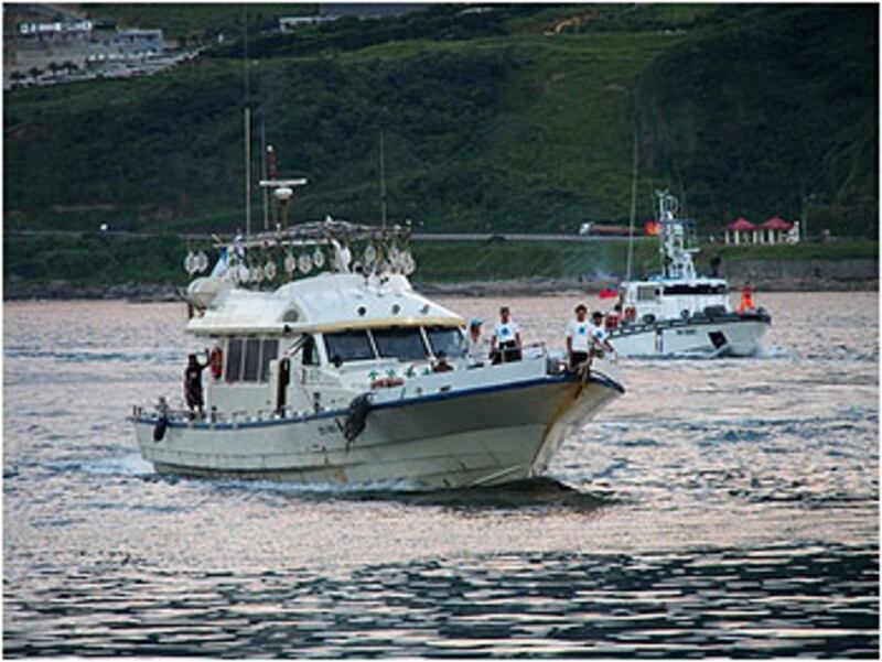 2012年7月4日，台灣海巡署船隻護送保釣船返回基隆深澳漁港。（粵語部記者鍾廣政拍攝）