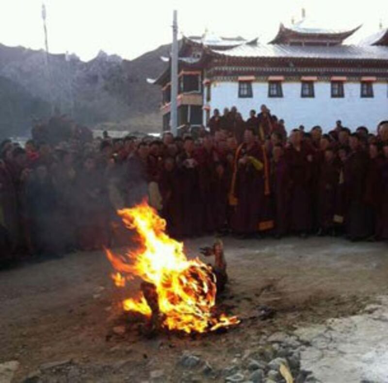 图片：贡觉培杰自焚现场。（受访人提供）