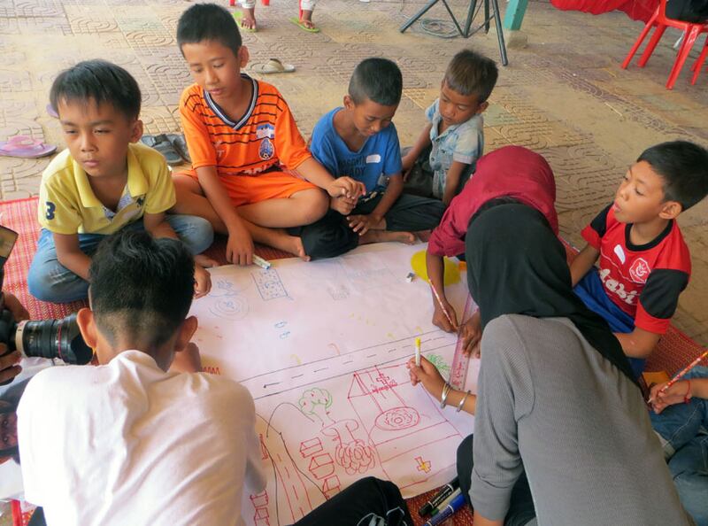 កុមារ​មក​ពី​សហគមន៍​ក្រីក្រ​ក្នុង​រាជធានី​ភ្នំពេញ ចូល​រួម​កម្មវិធី​ក្នុង​ទិវា​កុមារ​អន្តរជាតិ​លើក​ទី​៦៧ ដែល​ធ្វើ​ឡើង​ក្រោម​ប្រធានបទ "ទីក្រុង​សម្រាប់​កុមារ” កាល​ពី​ថ្ងៃ​ទី​១ ខែ​មិថុនា ឆ្នាំ​២០១៦។ 