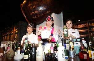 부산 중구 남포동에 위치한 백세주마을 남포점에서 직원들이 전국 유명 전통주를 선보이고 있다.