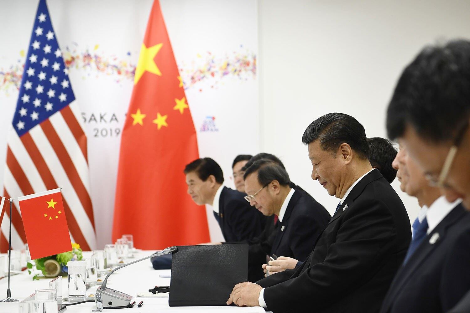 美國總統特朗普和中國國家主席習近平，2019年6月29日上午10點50分舉行雙邊會談。在會議舉行前數分鐘，習近平帶領中方貿易代表副總理劉鶴、外交部部長王毅及駐美大使崔天凱等共八人入座。（法新社）
