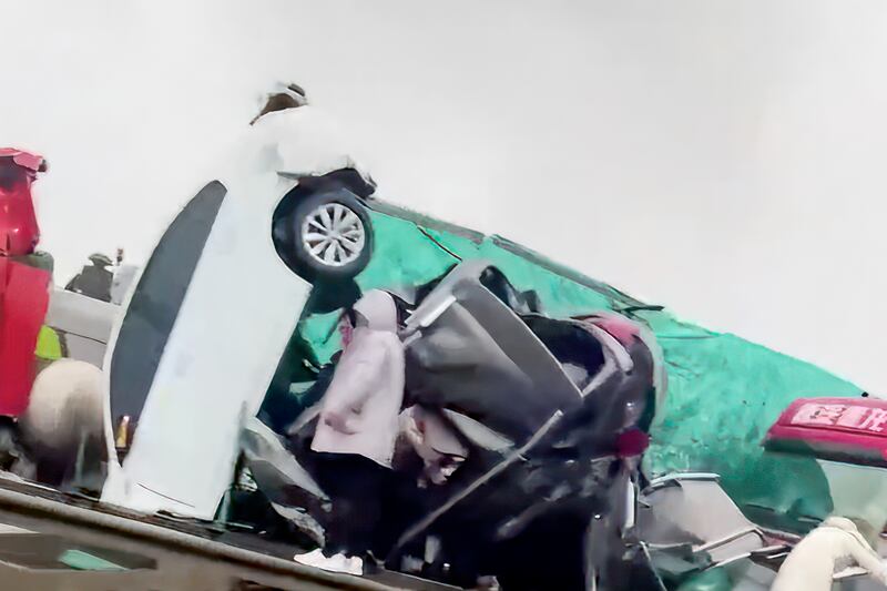多輛私家車在車禍中撞成廢鐵堆疊在一起。(網路圖片)