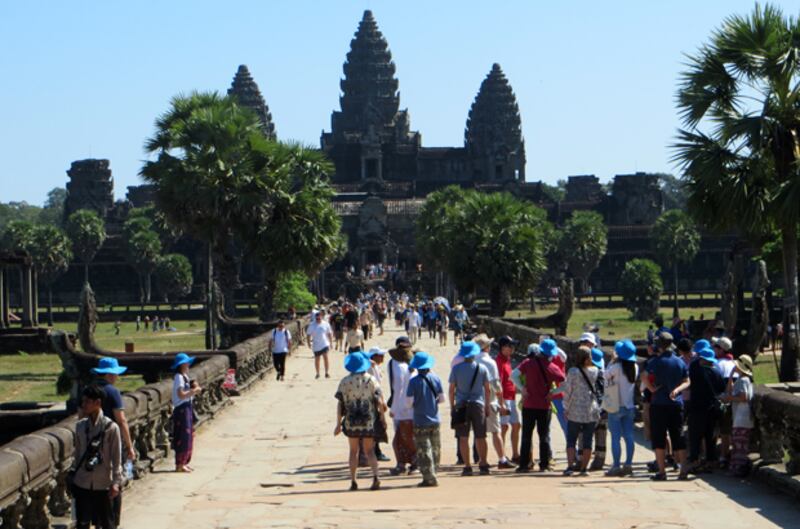 ភ្ញៀវ​ទេសចរ​បរទេស​ចម្រុះ​ជាតិ​សាសន៍​ចូល​ទៅ​ទស្សនា​អង្គរ​វត្ត ខេត្ត​សៀមរាប នៅ​ថ្ងៃ​ទី​៣ ខែ​ធ្នូ ឆ្នាំ​២០១៥។ 