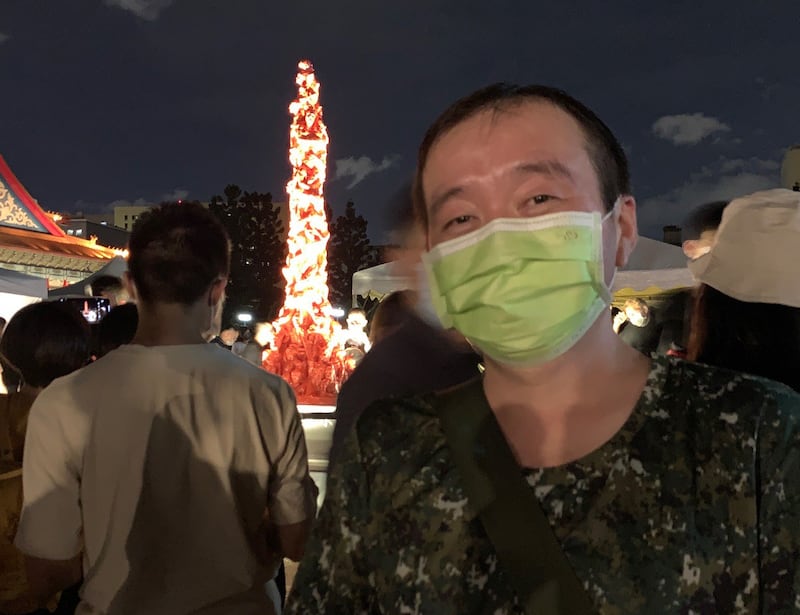 滞台中国异议人士龚与剑,4日参加台北中正纪念堂六四33周年晚会,后方为耻辱柱。(记者夏小华摄)