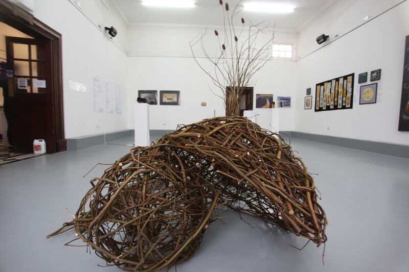 藝術家Janice Lam的作品《結合》,以英國公園中的廢棄物製作成裝置藝術,代表港人在英國重新「築巢」,展開新生活、建築新家園的狀態。(Sam Tam提供)