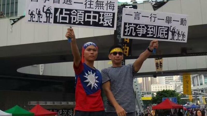 不久前来到美国的中国大陆青年钟勇（左）2014年在香港声援占中（钟勇提供）