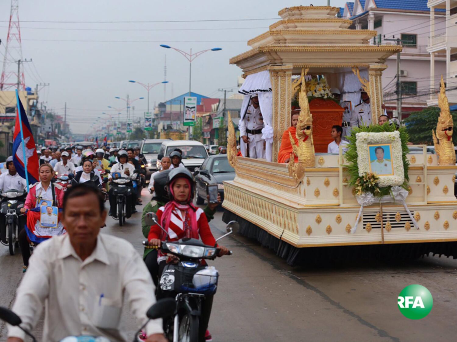 ពិធី​ហែ​សព​លោក ប៉ែន សុវណ្ណ ចេញ​ពី​វត្ត​ថាន់ យក​ទៅ​បូជា​នៅ​វត្ត​ឫស្សីសាញ់ ជិត​គុក​ព្រៃ​ស នៅ​ថ្ងៃ​ទី​៦ ខែ​វិច្ឆិកា ឆ្នាំ​២០១៦។ 