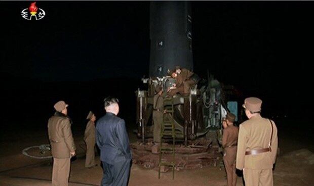 북한 조선중앙TV가 15일 오후 방송한 신형 중장거리 전략탄도미사일(IRBM) '화성-12'의 시험발사 준비 장면. 김정은 노동당 위원장이 지켜보는 가운데 이동식 발사대(TEL)에 실렸던 미사일이 지상발사장치에 옮겨 고정되는 모습이 사진으로 공개됐다. 