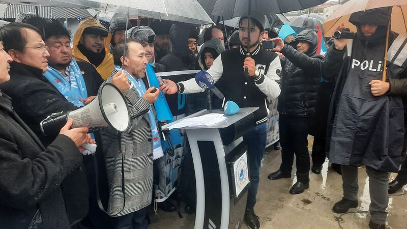 «5-فېۋرال غۇلجا قىرغىنچىلىقى» نىڭ 26-يىلى مۇناسىۋەتنى بىلەن ئىستانبۇلدىكى خىتاي كونسۇلخانىسى ئالدىدا ئۆتكۈزۈلگەن نامايىشتىن كۆرۈنۈش. 2023-يىلى 5-فېۋرال، تۈركىيە.