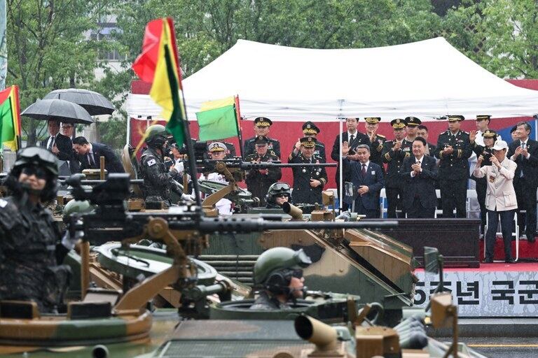 건군 75주년 국군의날 시가행진이 열린 26일 서울 광화문 광장 관람무대에서 윤석열 대통령이 장비 부대의 시가행진을 지켜보고 있다.