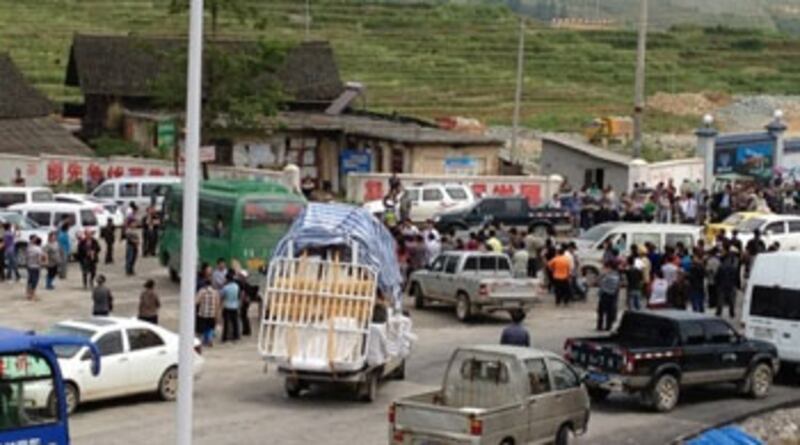 貴州黎平縣上午開村村民陸續聚集阻止強徵人員進入,附近一帶道路被村民堵塞。(村民胡先生提供)