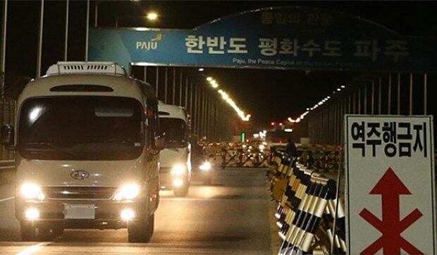 개성 남북공동연락사무소 남측 인력을 태운 차량이 30일 오후 경기도 파주 통일대교를 통과하고 있다.