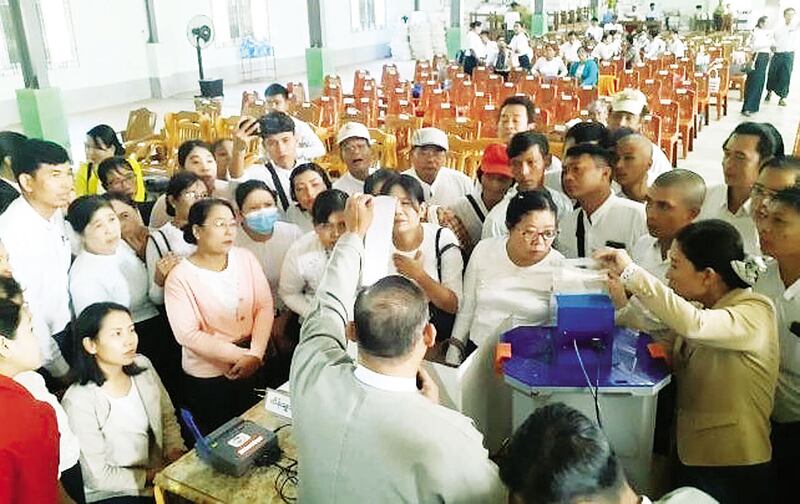 ရန်ကုန်တိုင်းရှိ မြို့နယ်တစ်ခုတွင် ရွေးကောက်ပွဲအကြို လှုပ်ရှားမှုအဖြစ် မြန်မာ အီလက်ထရွန်နစ်မဲပေးစက်ဖြင့် စမ်းသပ်မဲပေးလေ့လာခြင်းကို ၂၀၂၃ ခုနှစ် ဒီဇင်ဘာလ ၂၈ ရက်နေ့က ပြုလုပ်ခဲ့စဉ်။ (Photo: Myanmar Military)