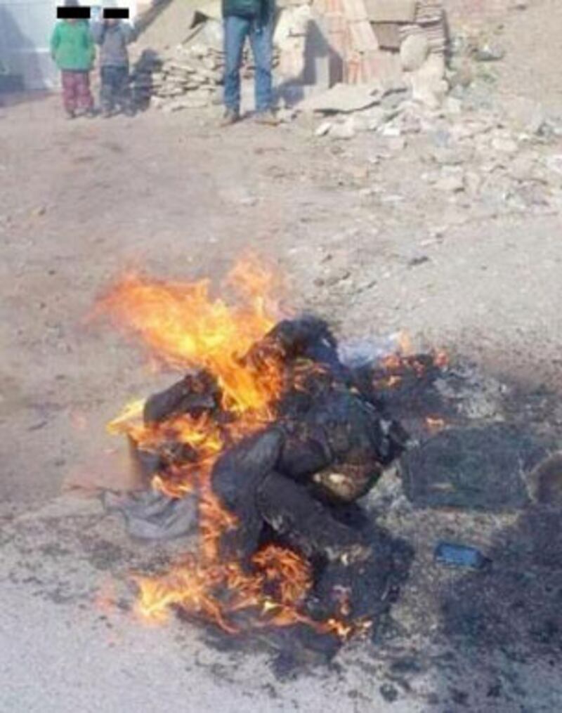 次仁扎西自焚後，寺院僧人及民眾到他家悼念，大批軍警派到當地戒備。（照片由維權人士提供）