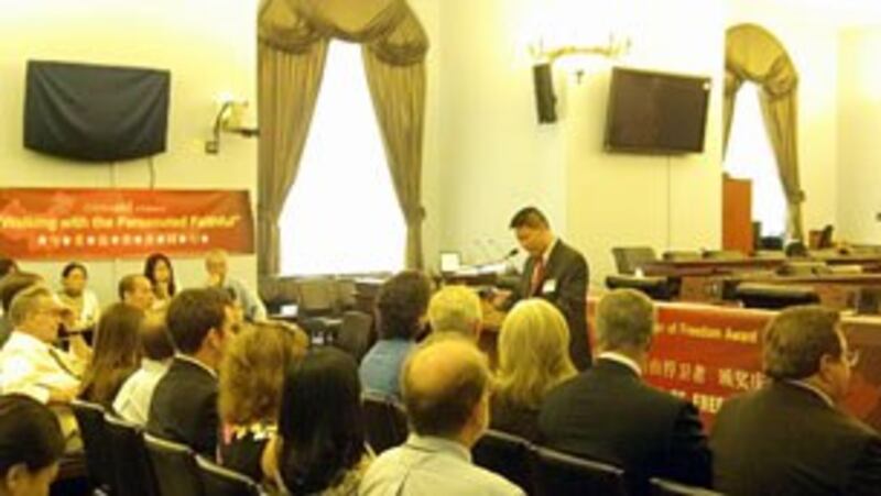 图片：对华援助协会主席傅希秋牧师主持庆典活动。（记者何平摄）