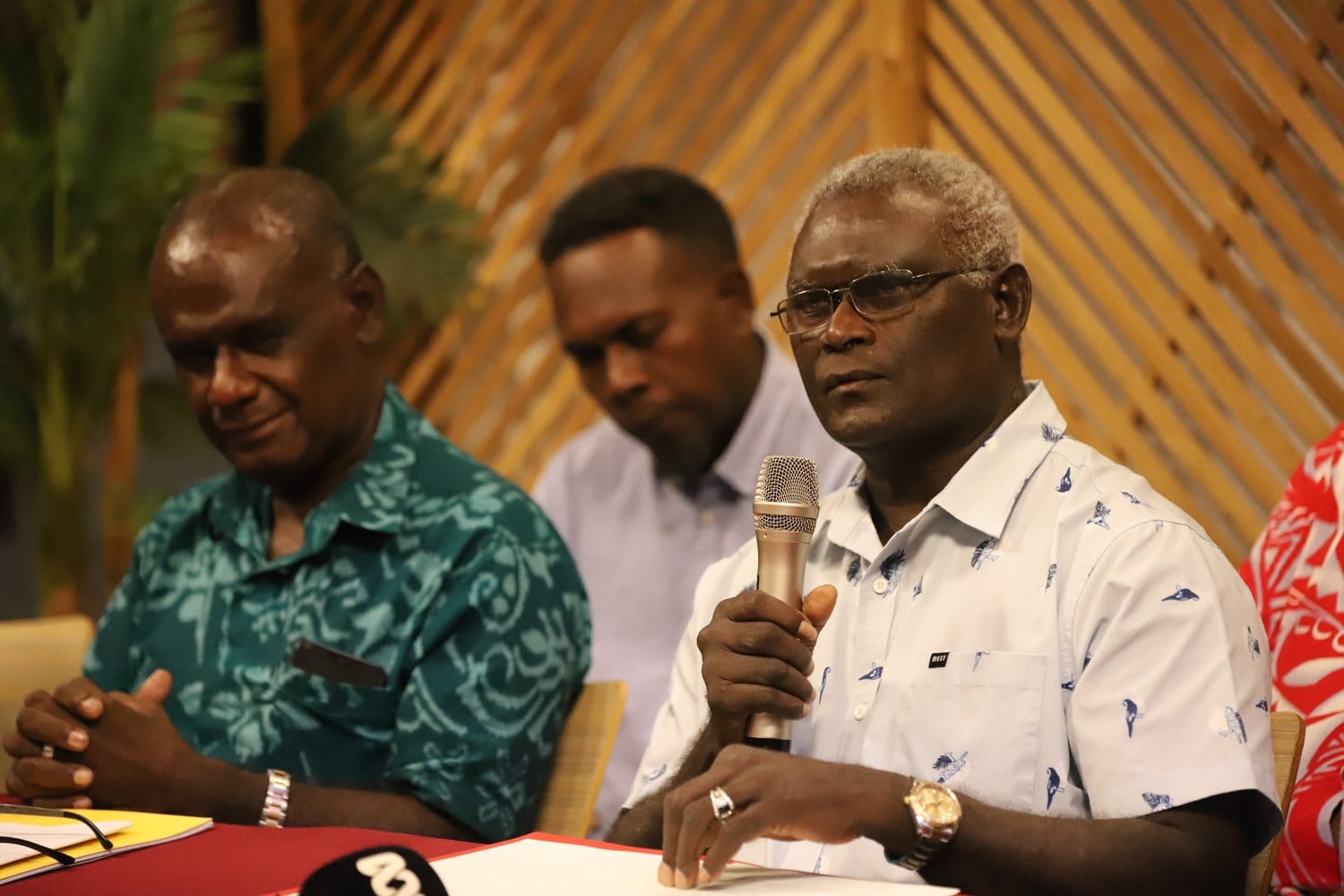 Manasseh Sogavare [right] is pictured at a press conference in Honiara on Apr. 29, 2024 announcing he will not seek reelection as Solomon Islands’ prime minister and that Jeremiah Manele [left] will be the OUR Party’s candidate for leadership of the country. (Charley Piringi/BenarNews)
