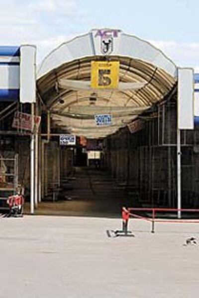 Hình ảnh mới nhất cho thấy Chợ Vòm vắng tanh