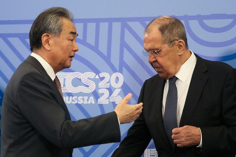 2024年6月10日，中共中央政治局委员、外交部长王毅（左）会见俄罗斯外交部长拉夫罗夫。（美联社图片）