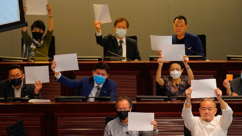 2020年7月7日，香港民主派议员举着白纸表达抗议。（美联社）