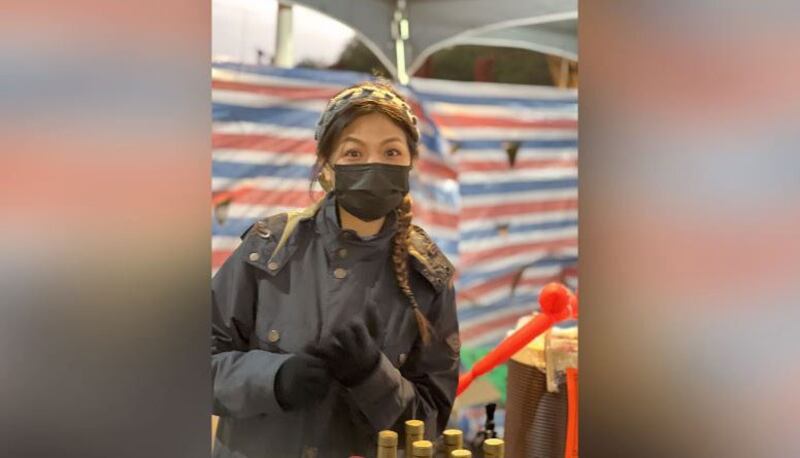 在高雄开设港式餐厅的罗小姐,过年期间选择到市集来摆摊位。(黄春梅摄)