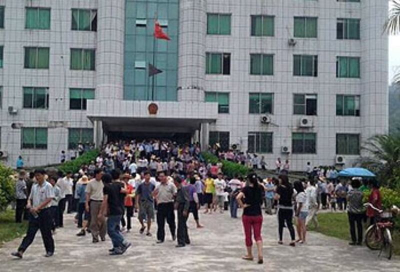 2012年5月22日、23日,廣東肇慶石澗鎮數千名群眾要求政府擱置石澗與賓亨兩鎮合併計劃。(加油站周女士提供)