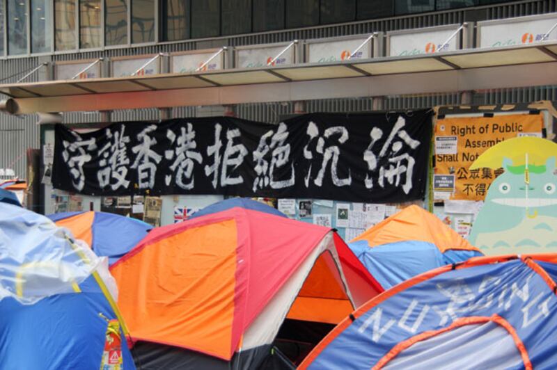 金鐘佔領區的帳篷和標語。(粵語部文宇晴拍攝)